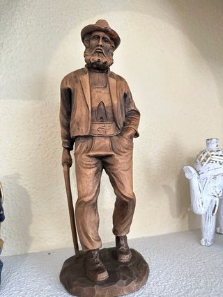 Estatuilla hombre madera tallada