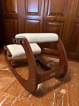 Silla ergonómica rodilla color roble