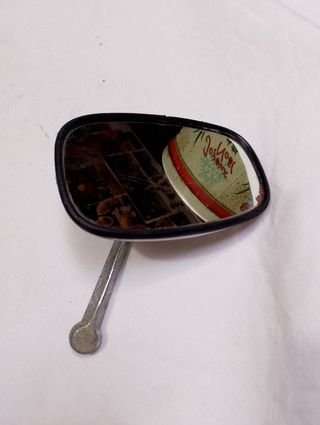 Espejo retrovisor clásico.