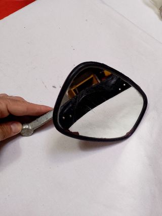 Espejo retrovisor clásico.
