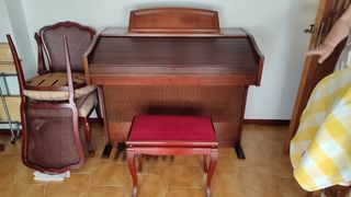 Órgano antiguo de madera con banqueta