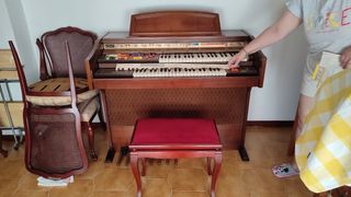 Órgano antiguo de madera con banqueta