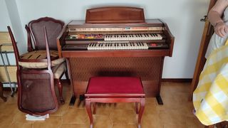 Órgano antiguo de madera con banqueta