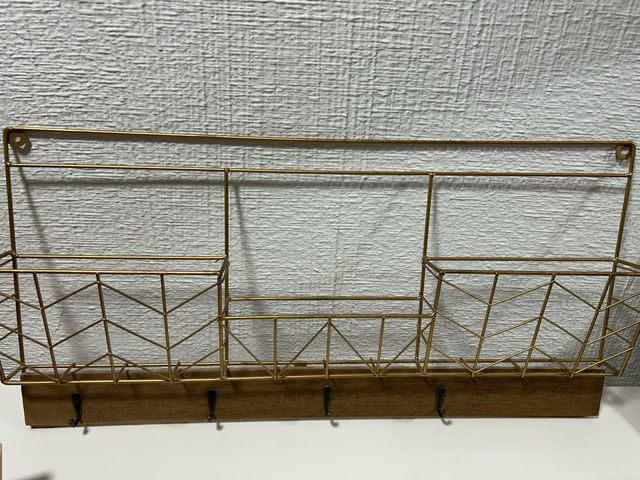 Estantería dorada con perchero - Decoración