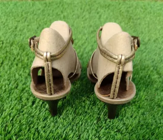 Sandalias doradas de tacón 