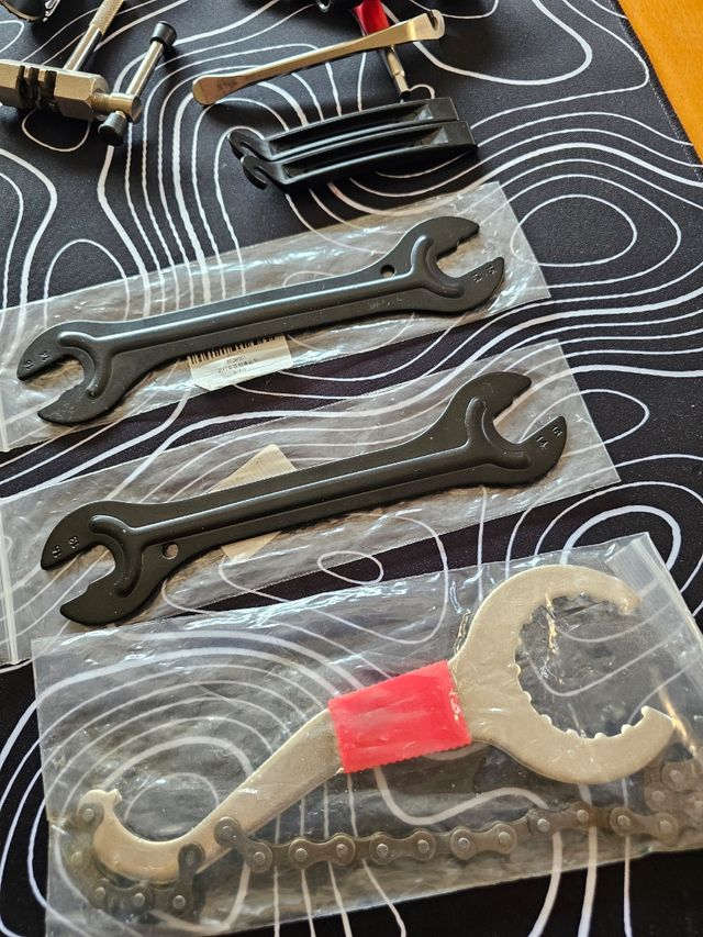 Kit reparación bici TODO NUEVO + regalo llave cruz