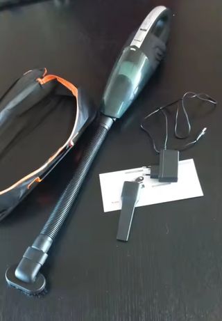 Aspirador de coche, con accesorios. A batería.