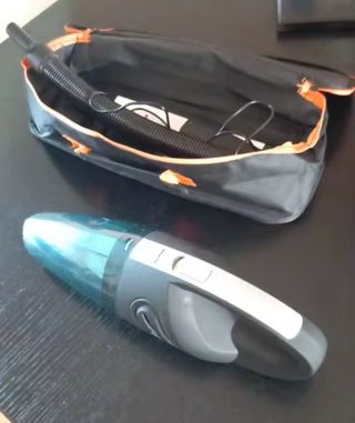 Aspirador de coche, con accesorios. A batería.