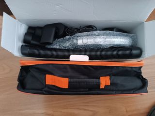 Aspirador de coche, con accesorios. A batería.