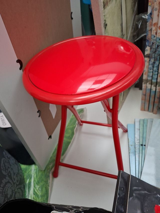 Taburete rojo plegable metal