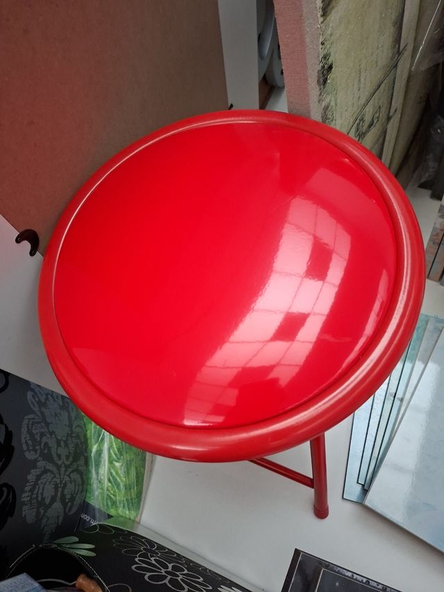 Taburete rojo plegable metal