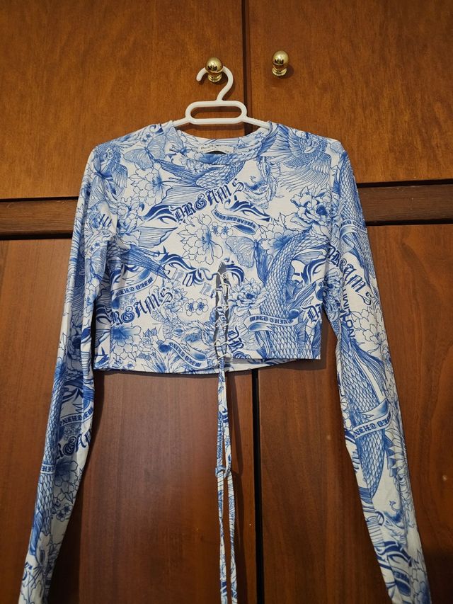 Crop top manga larga azul y blanco