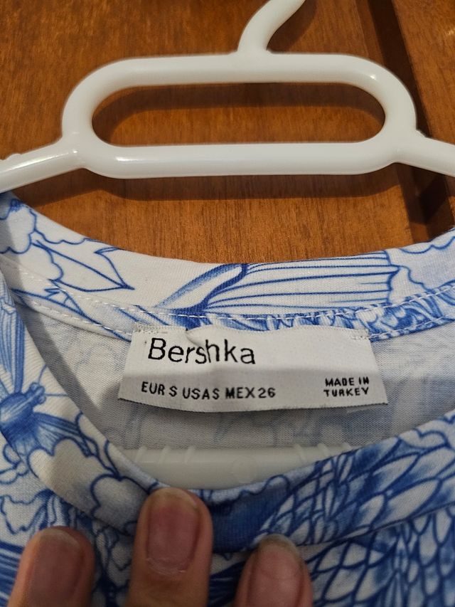 Crop top manga larga azul y blanco