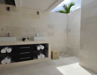 Caliza Capri: Vierteaguas, albardillas, baldosa.