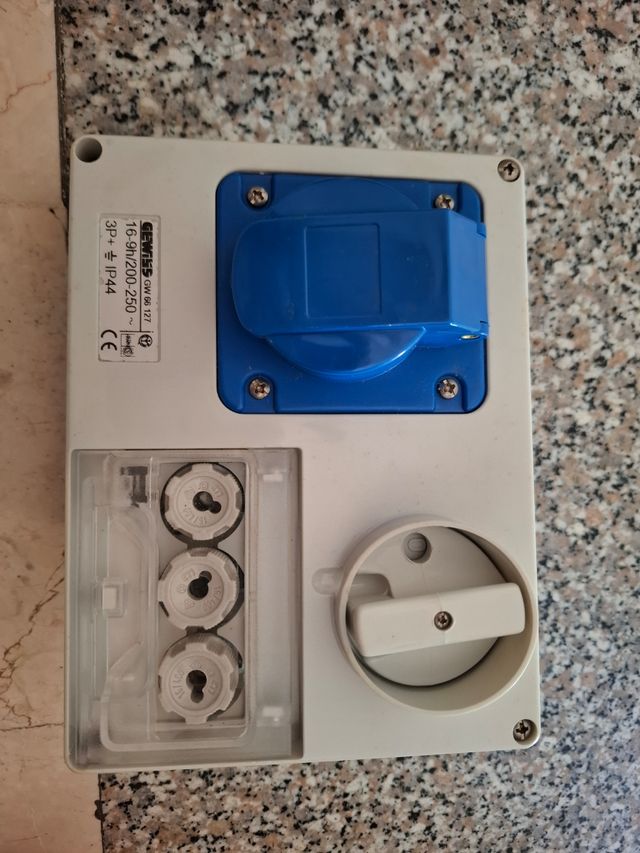 Presa interbloccata GEMISS GW 66 127 - 16-9h 220v