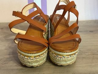 Sandalias cuña marrón