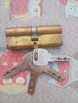 Cerradura puerta bombín 