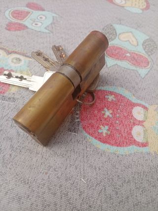 Cerradura puerta bombín 