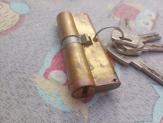 Cerradura puerta bombín 