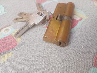 Cerradura puerta bombín 