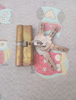 Cerradura puerta bombín 