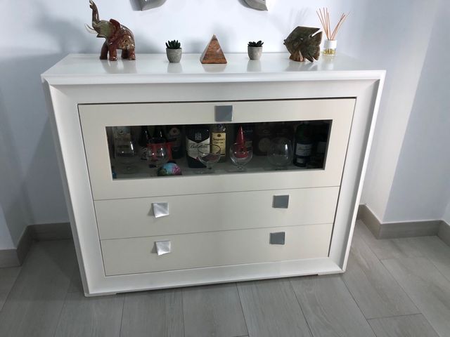 Mueble bar con vitrina - blanco