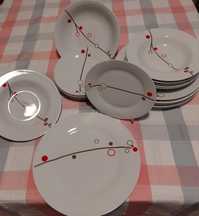 Vajilla Edno 19 piezas. Venta en mano.