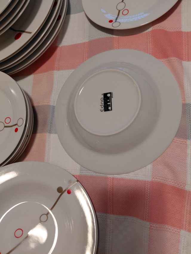 Vajilla Edno 19 piezas. Venta en mano.