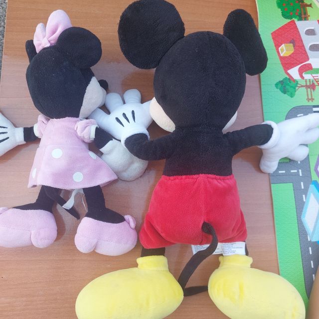 Peluches Mickey y Minnie Mouse