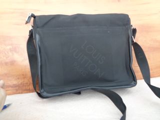 bolso louis vuitton cartero negro o portaordenador