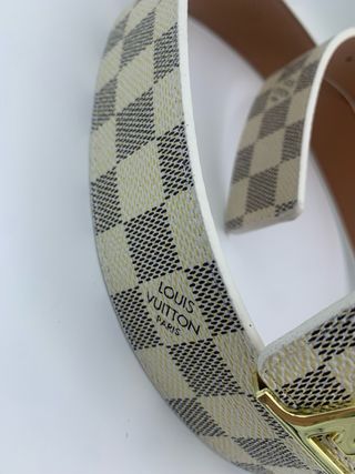 Cinturón blanco y dorado