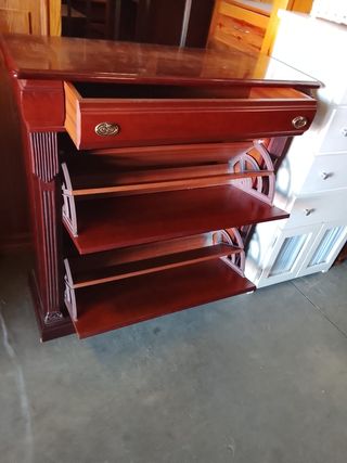 Zapatero de madera marrón