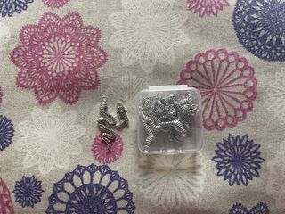 Abalorios de serpiente y botas cowboy