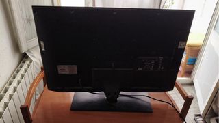 TV LG 32" - Televisión negra