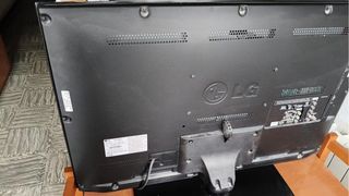 TV LG 32" - Televisión negra