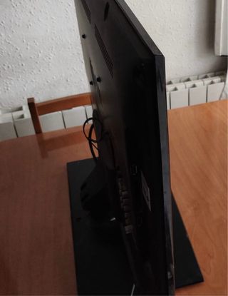 TV LG 32" - Televisión negra