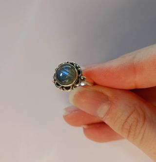 Anillo de labradorita en plata de Ley