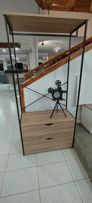 Estantería metálica y madera