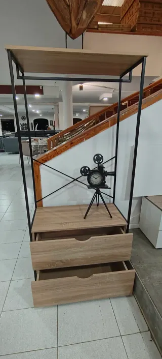 Estantería metálica y madera
