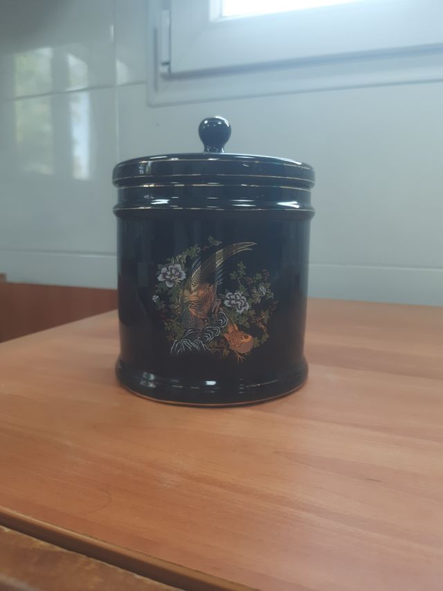 Bombonera negra con pájaros