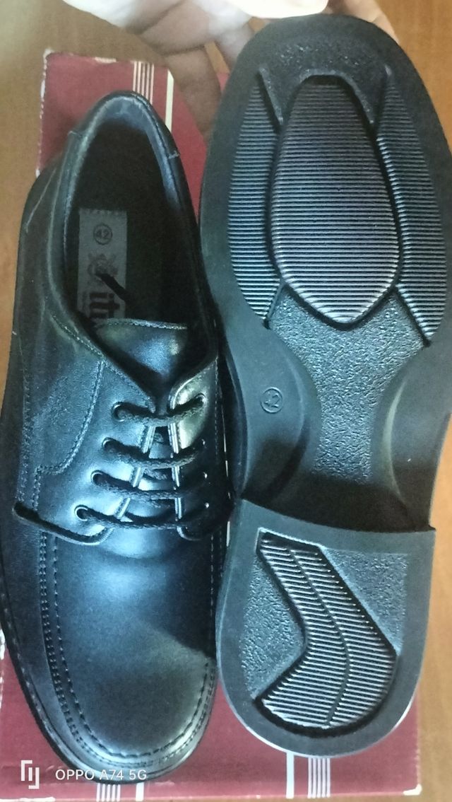 CHOLLO!nnZAPATOS HOMBRE  TALLA 42 DE 
PIEL NEGROS 