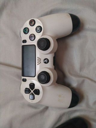 PS4 (PlayStation 4) negra