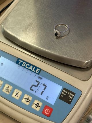 Anillo de dama de oro blanco 18k con piedras