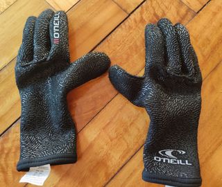 Guantes Neopreno O'Neill para deportes acuáticos.