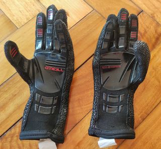 Guantes Neopreno O'Neill para deportes acuáticos.