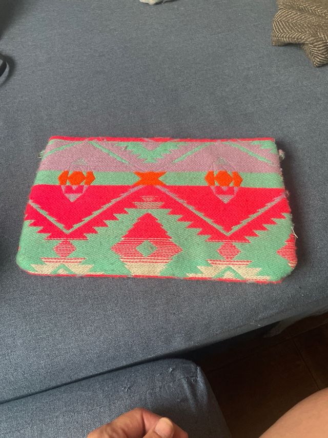 4 bolsos: rojo, negro, étnico