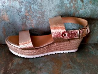 Sandalias doradas cuña esparto