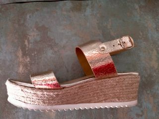 Sandalias doradas cuña esparto