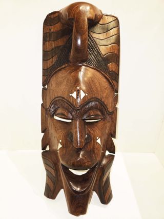 MÁSCARA AFRICANA TALLADA A MANO EN MADERA DE CAOBA