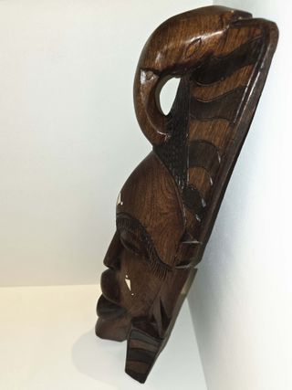 MÁSCARA AFRICANA TALLADA A MANO EN MADERA DE CAOBA